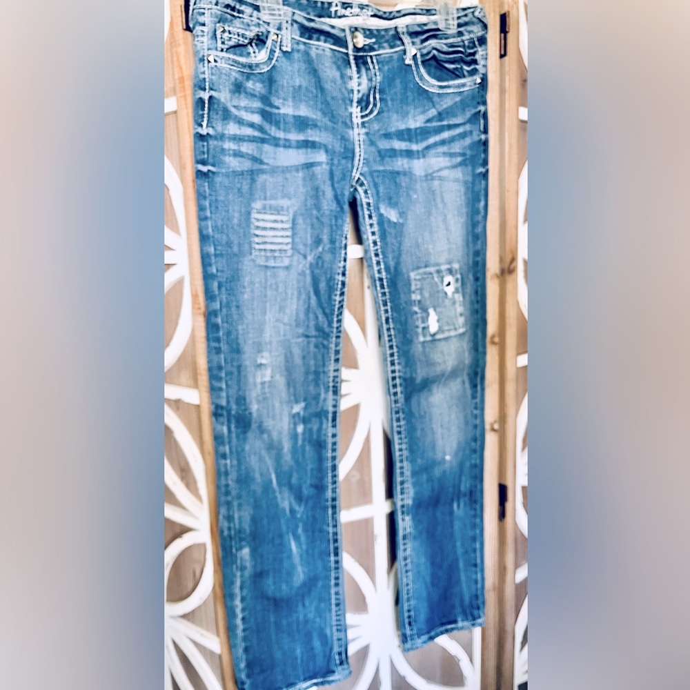 Amethyst mid rise distressed blue jeans 👖EUC